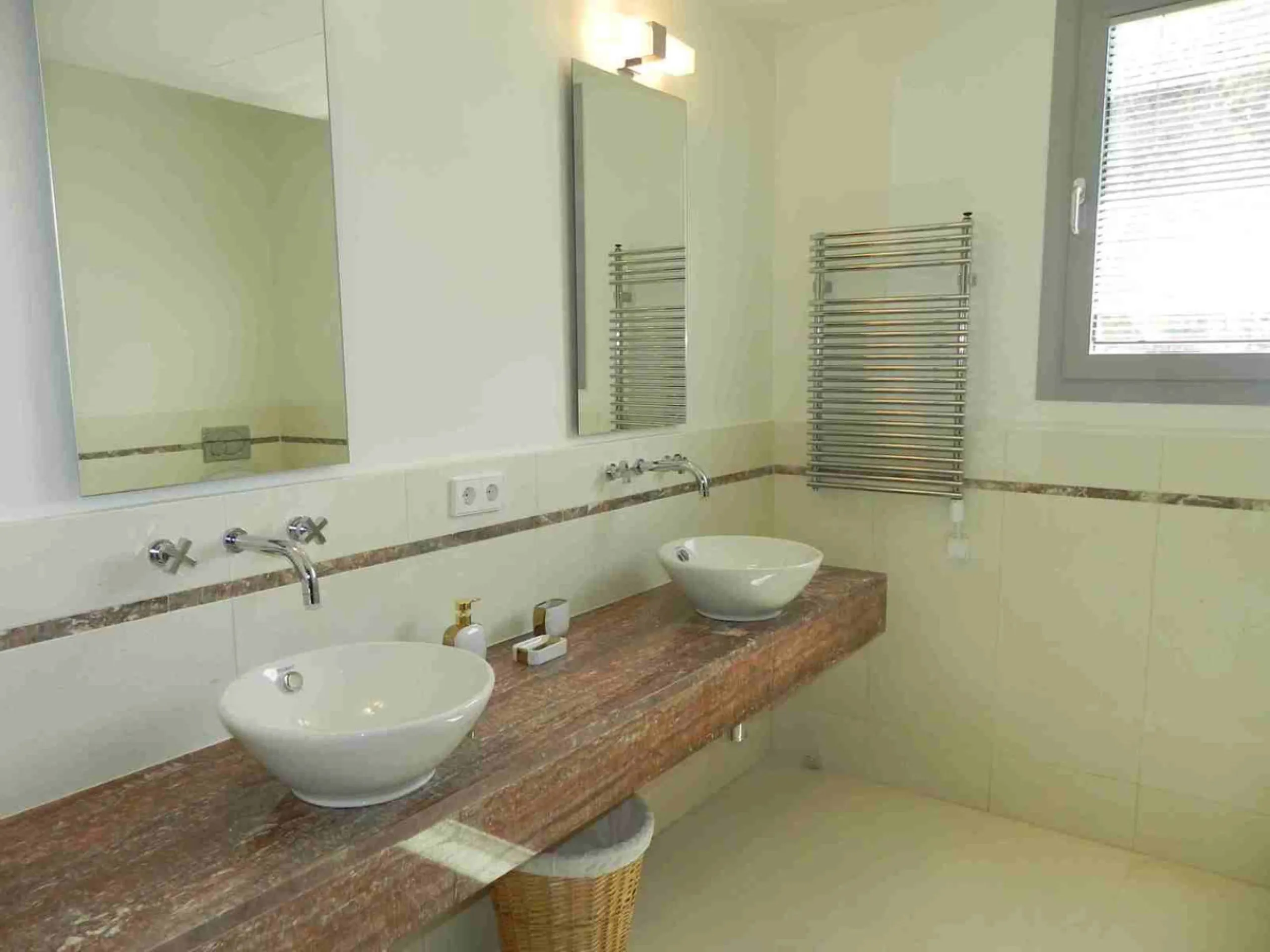 House - Semi-Detached House в продаже в Marbella, Málaga. В доме 4 спален и 5 ванных комнат. Площадь дома 421 м². Площадь участка 60 м²