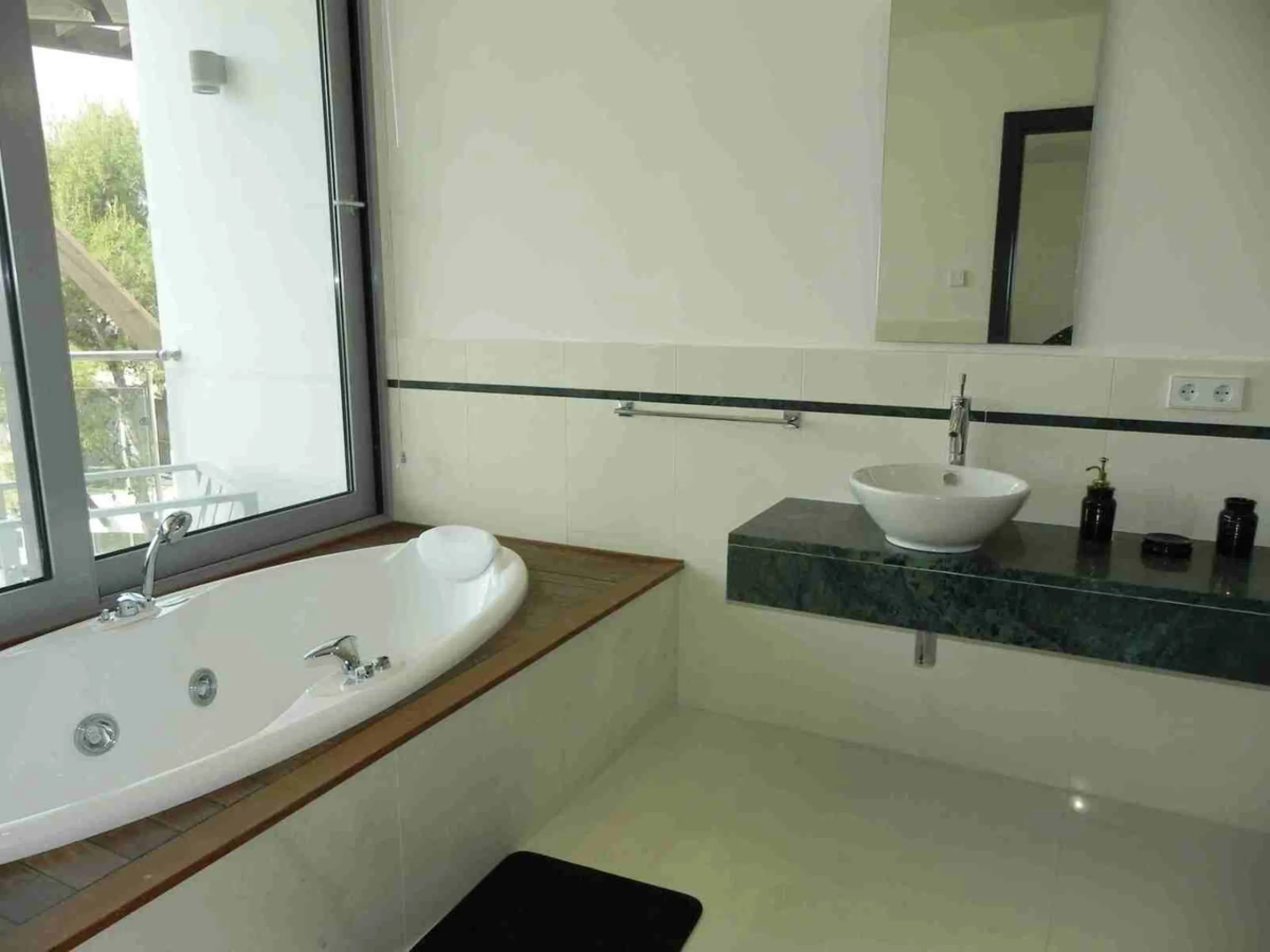 House - Semi-Detached House в продаже в Marbella, Málaga. В доме 4 спален и 5 ванных комнат. Площадь дома 421 м². Площадь участка 60 м²