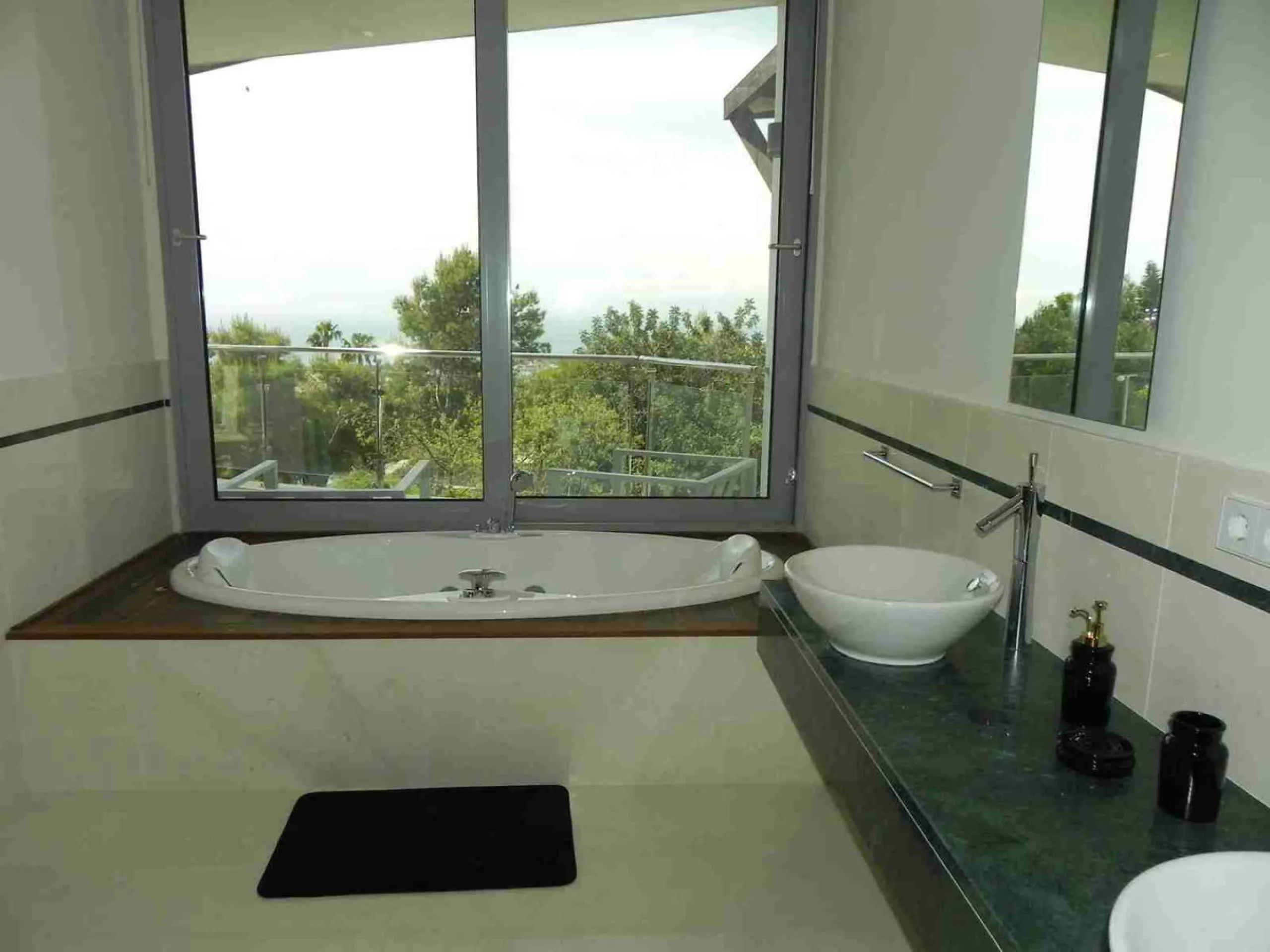 House - Semi-Detached House в продаже в Marbella, Málaga. В доме 4 спален и 5 ванных комнат. Площадь дома 421 м². Площадь участка 60 м²