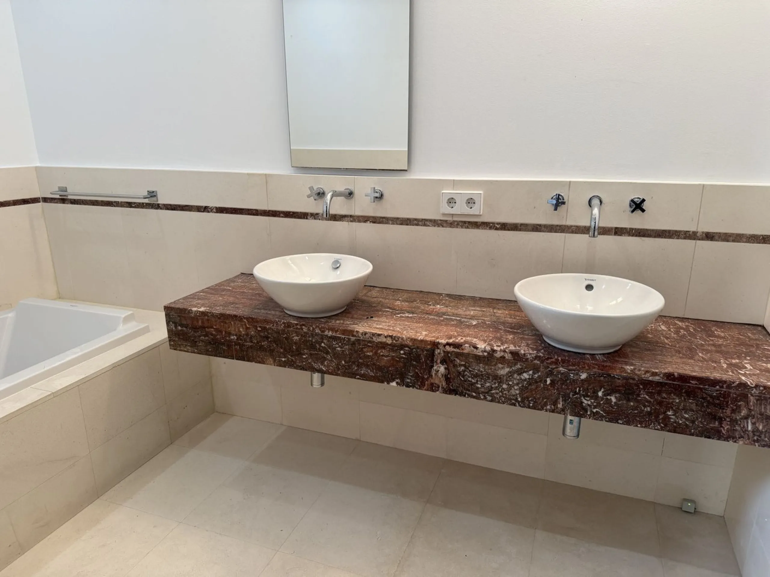 House - Semi-Detached House в продаже в Marbella, Málaga. В доме 4 спален и 5 ванных комнат. Площадь дома 421 м². Площадь участка 60 м²