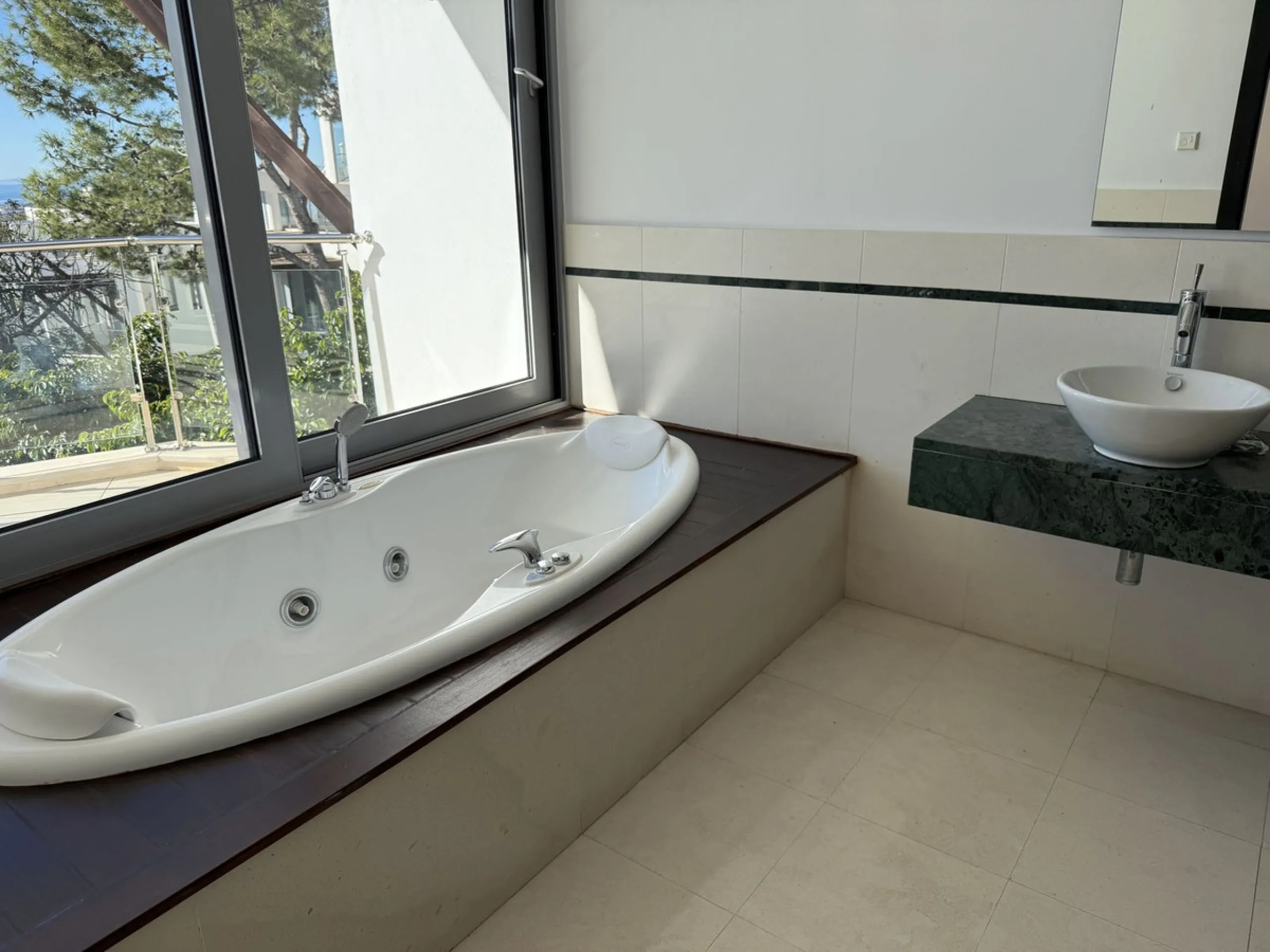 House - Semi-Detached House в продаже в Marbella, Málaga. В доме 4 спален и 5 ванных комнат. Площадь дома 421 м². Площадь участка 60 м²