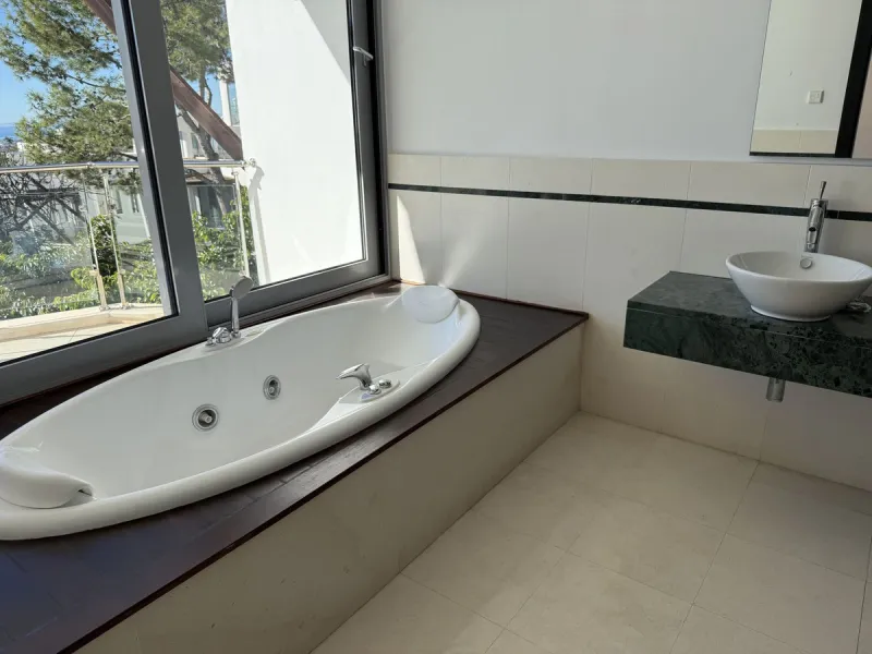 House - Semi-Detached House в продаже в Marbella, Málaga. В доме 4 спален и 5 ванных комнат. Площадь дома 421 м². Площадь участка 60 м²