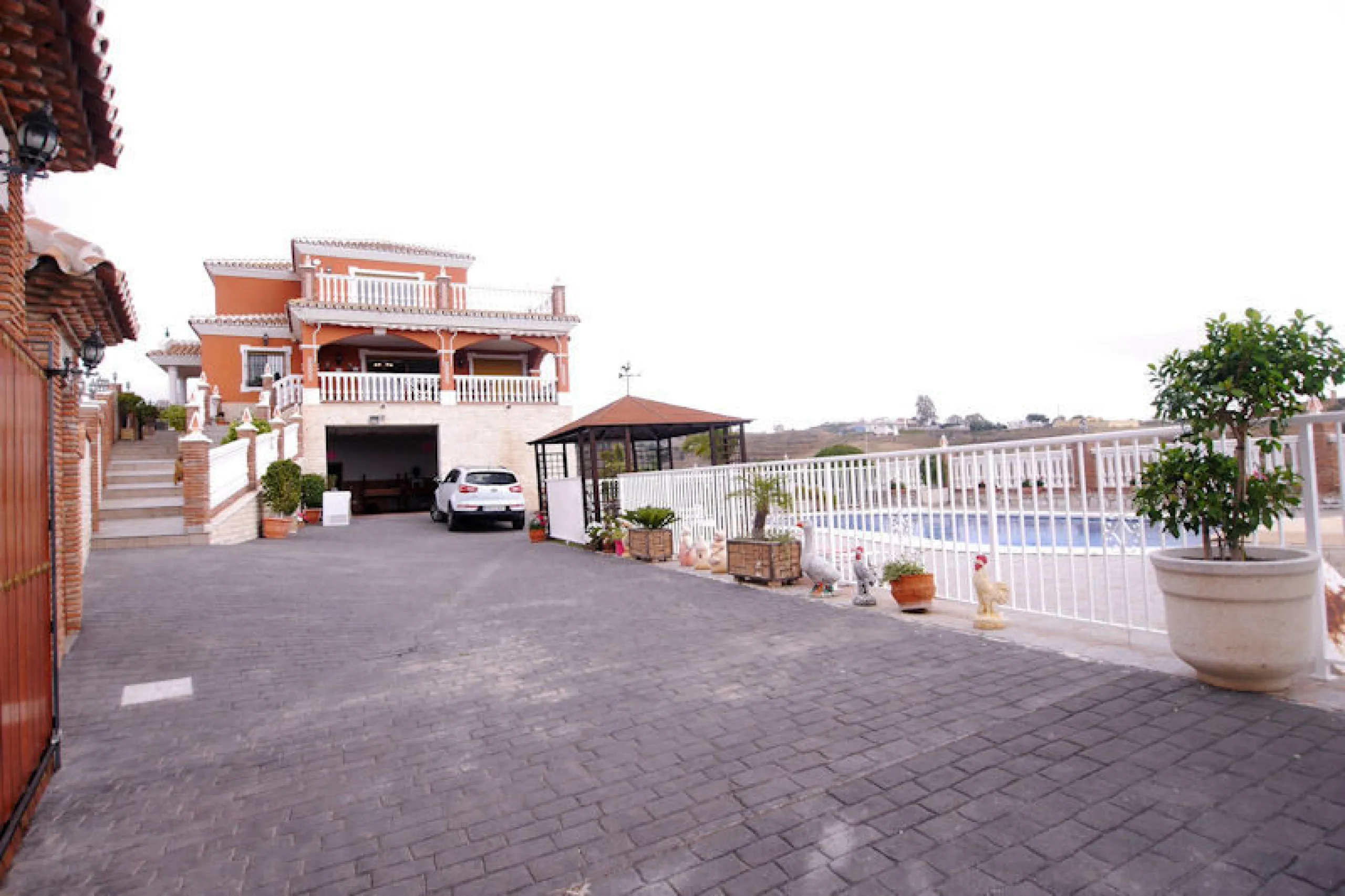 .Beautiful property with a plot of 2,501 Mts. Villa of about 492 meters built,