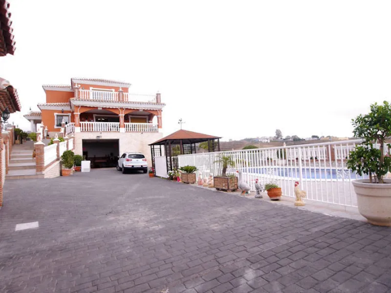 .Beautiful property with a plot of 2,501 Mts. Villa of about 492 meters built,