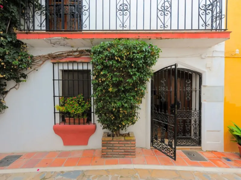 A rare opportunity to acquire a fabulous townhouse located in one of the nicest streets of the old town of Marbella, walking distance to all the amenities, bars, restaurants and the beaches.