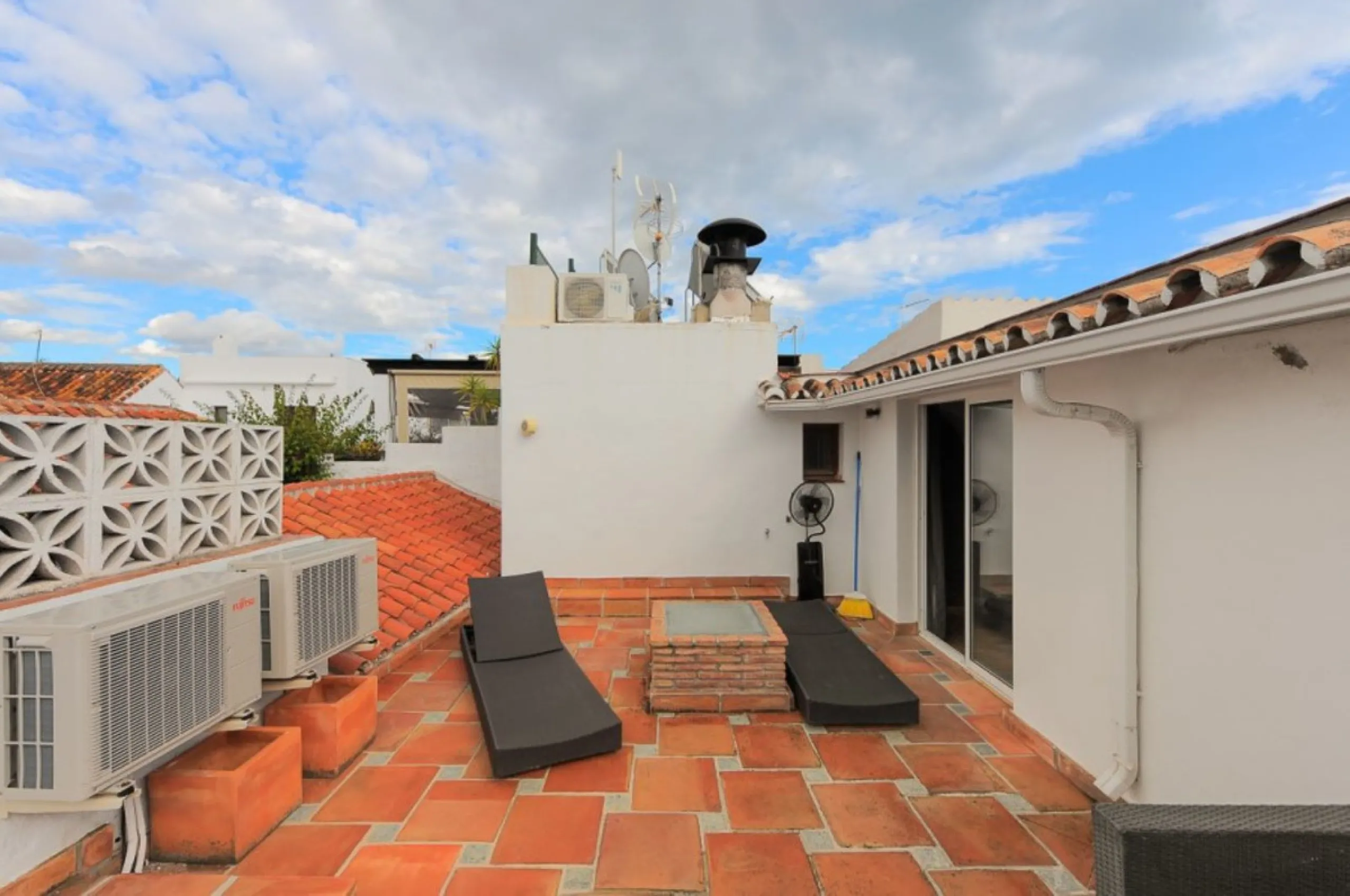 A rare opportunity to acquire a fabulous townhouse located in one of the nicest streets of the old town of Marbella, walking distance to all the amenities, bars, restaurants and the beaches.