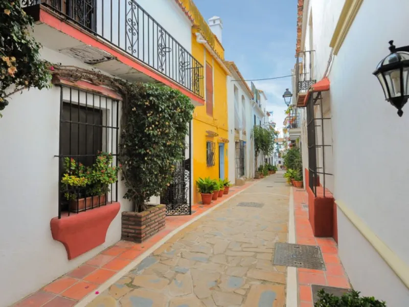 A rare opportunity to acquire a fabulous townhouse located in one of the nicest streets of the old town of Marbella, walking distance to all the amenities, bars, restaurants and the beaches.