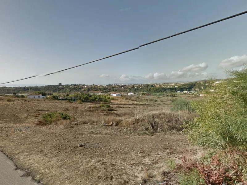 Magnificent plot of 45,100 m², is slightly inclined flat, ideal orientation south-southwest, overlooking the sea. A 1 km from the beach and the Mediterranean Highway A-7, near the hotel Kempiski Resort Hotel, Laguna Village and the Equestrian Center. A 5 