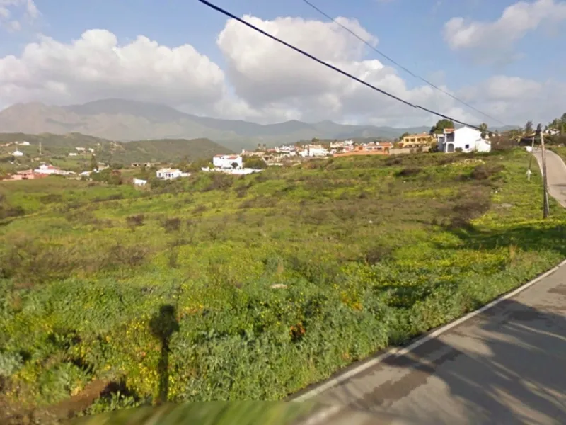 Magnificent plot of 45,100 m², is slightly inclined flat, ideal orientation south-southwest, overlooking the sea. A 1 km from the beach and the Mediterranean Highway A-7, near the hotel Kempiski Resort Hotel, Laguna Village and the Equestrian Center. A 5 
