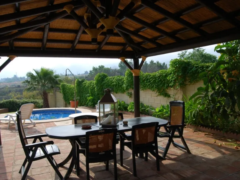 1490-V ALHAURIN DE LA TORRE. For sale a fantastic  2 independent villas on a  6.000m2 plot completely fenced.  The main one  consists of  a living room with fireplace, dining room, 3 bedrooms with fitted wardrobes, two bathrooms, the master bedroom 70 m2 
