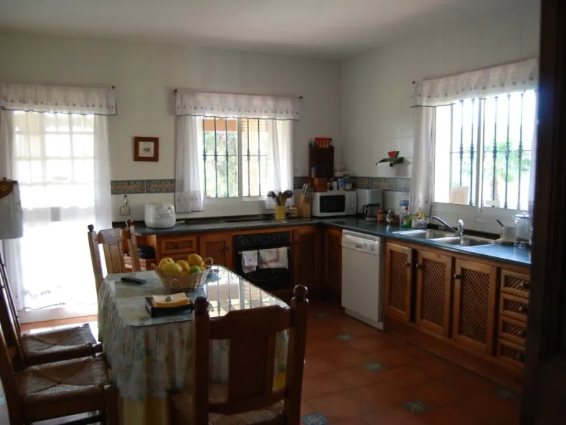House - Detached Villa в продаже в Alhaurín de la Torre, Málaga. В доме 4 спален и 3 ванных комнат. Площадь дома 390 м². Площадь участка 6000 м²