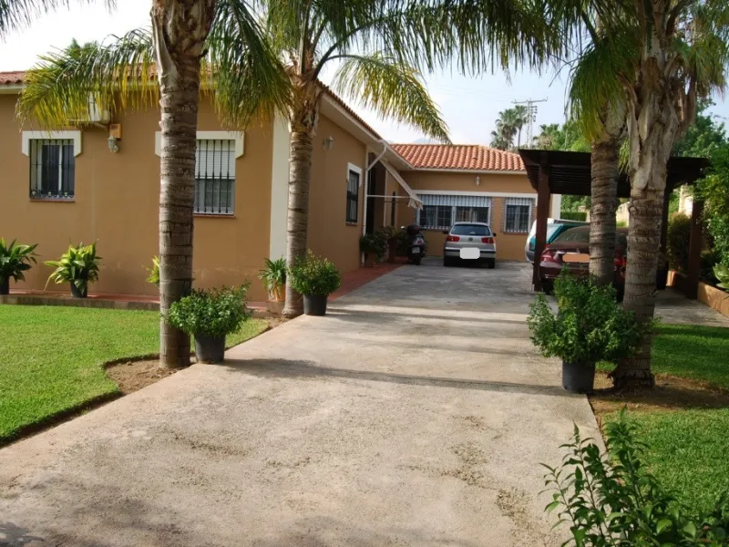 House - Detached Villa в продаже в Alhaurín de la Torre, Málaga. В доме 4 спален и 3 ванных комнат. Площадь дома 390 м². Площадь участка 6000 м²
