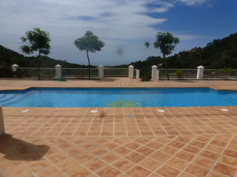 Set within the prestigious La Zagaleta development, internationally renowned for its first-class facilities and spectacular situation, is found this haven of peace and tranquillity. The villa benefits from stunning views of the sea and natural surrounding