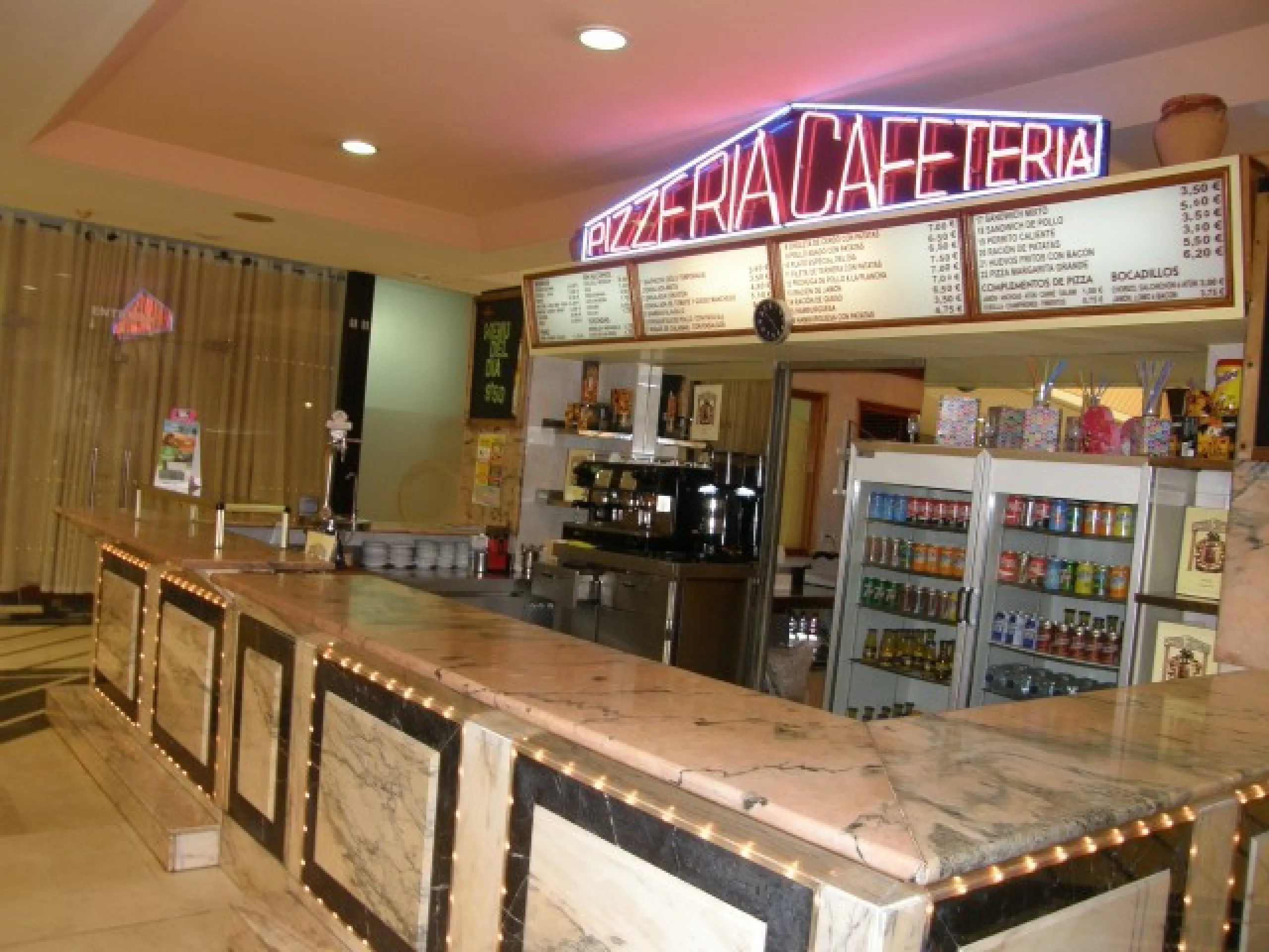 Restaurant -Commercial  Local in Puerto Banus for sale, Freehold, it is working as  busy restaurant at the moment but can be converted  for any business purpose, it  is an open space restaurant with its owne kitchen  in a very popular Commercial center in