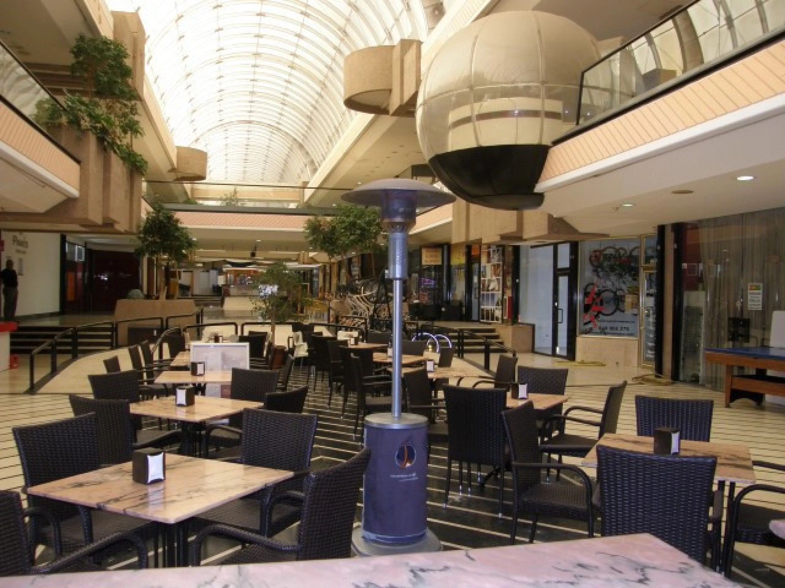 Restaurant -Commercial  Local in Puerto Banus for sale, Freehold, it is working as  busy restaurant at the moment but can be converted  for any business purpose, it  is an open space restaurant with its owne kitchen  in a very popular Commercial center in