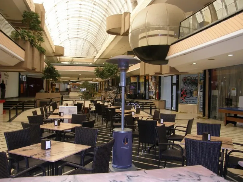 Restaurant -Commercial  Local in Puerto Banus for sale, Freehold, it is working as  busy restaurant at the moment but can be converted  for any business purpose, it  is an open space restaurant with its owne kitchen  in a very popular Commercial center in