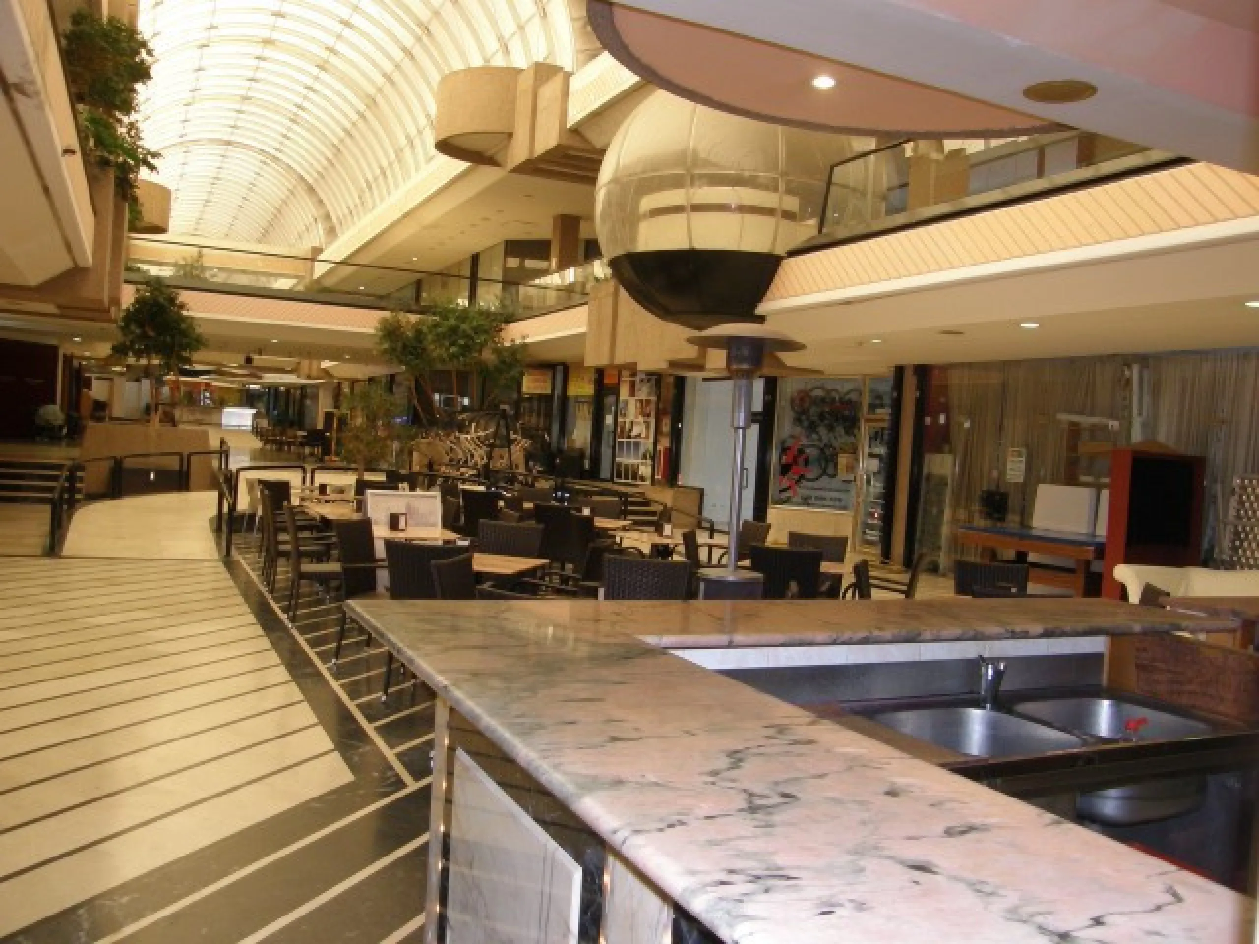 Restaurant -Commercial  Local in Puerto Banus for sale, Freehold, it is working as  busy restaurant at the moment but can be converted  for any business purpose, it  is an open space restaurant with its owne kitchen  in a very popular Commercial center in