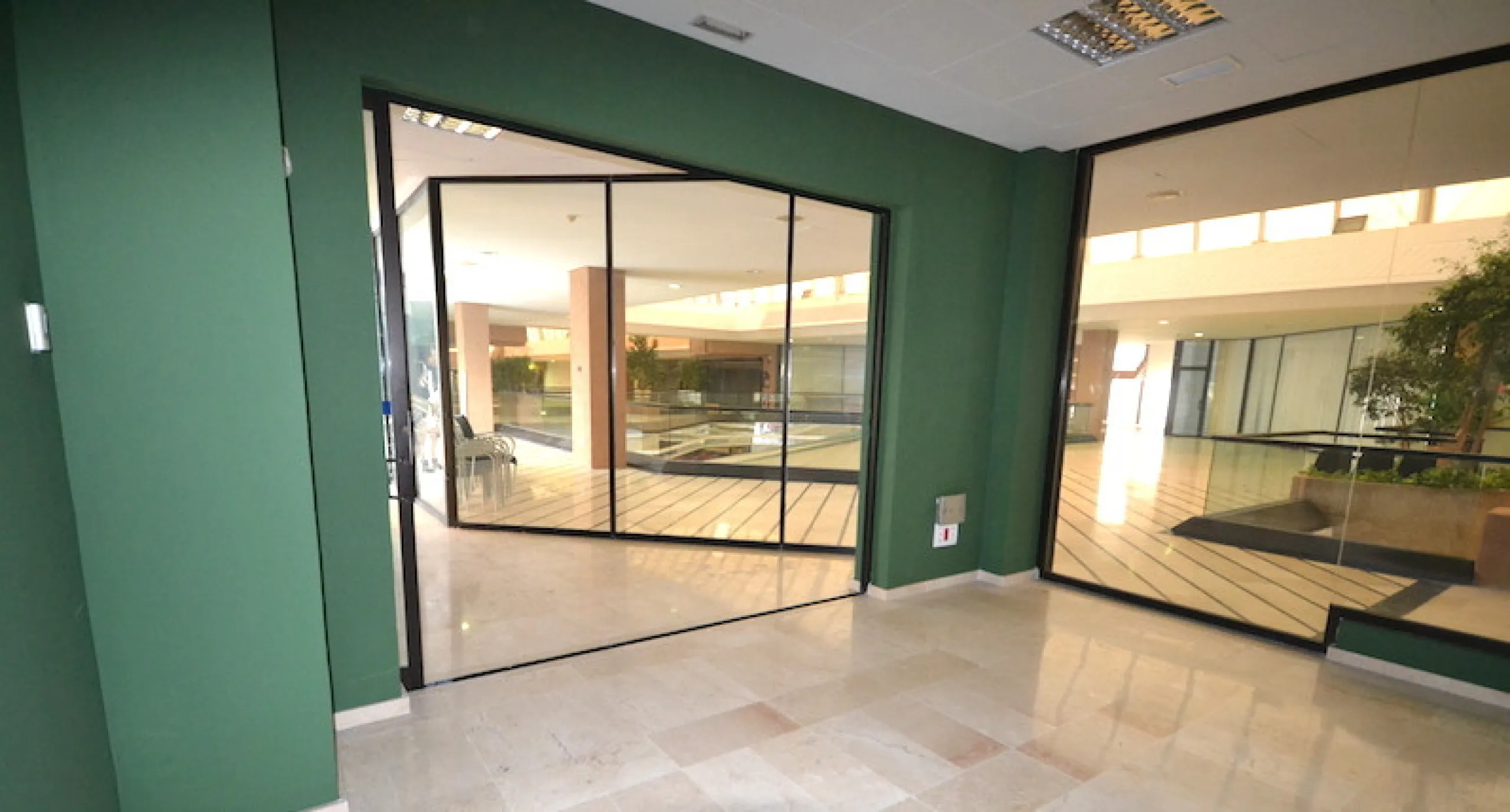 This first floor commercial space is located in a commercial center in the heart of Puerto Banus, only minutes from all restaurants and shops. The office has a private terrace of 96m2 that looks out onto the street and offers partial views of the sea. The