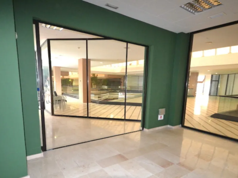 This first floor commercial space is located in a commercial center in the heart of Puerto Banus, only minutes from all restaurants and shops. The office has a private terrace of 96m2 that looks out onto the street and offers partial views of the sea. The