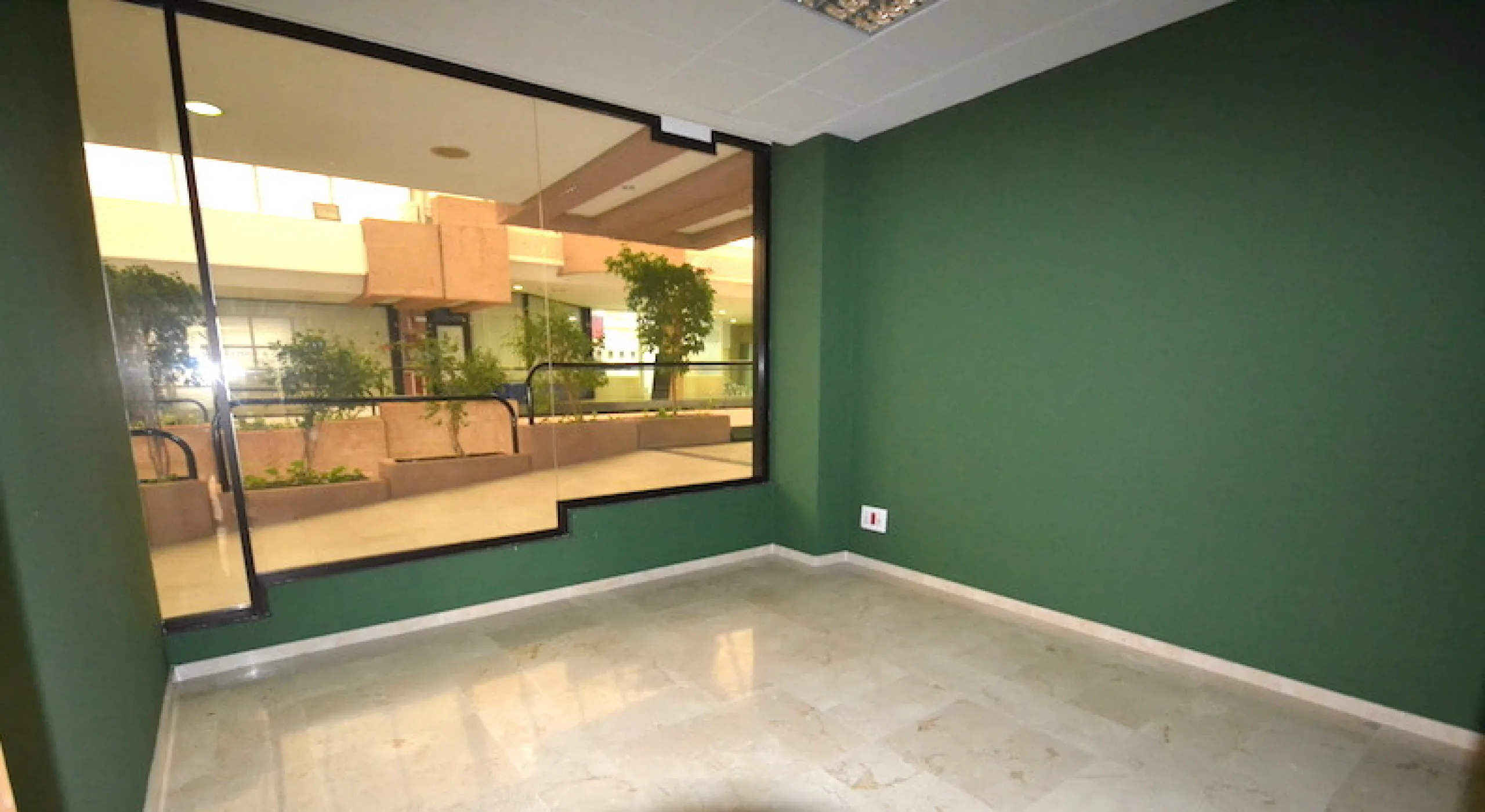This first floor commercial space is located in a commercial center in the heart of Puerto Banus, only minutes from all restaurants and shops. The office has a private terrace of 96m2 that looks out onto the street and offers partial views of the sea. The