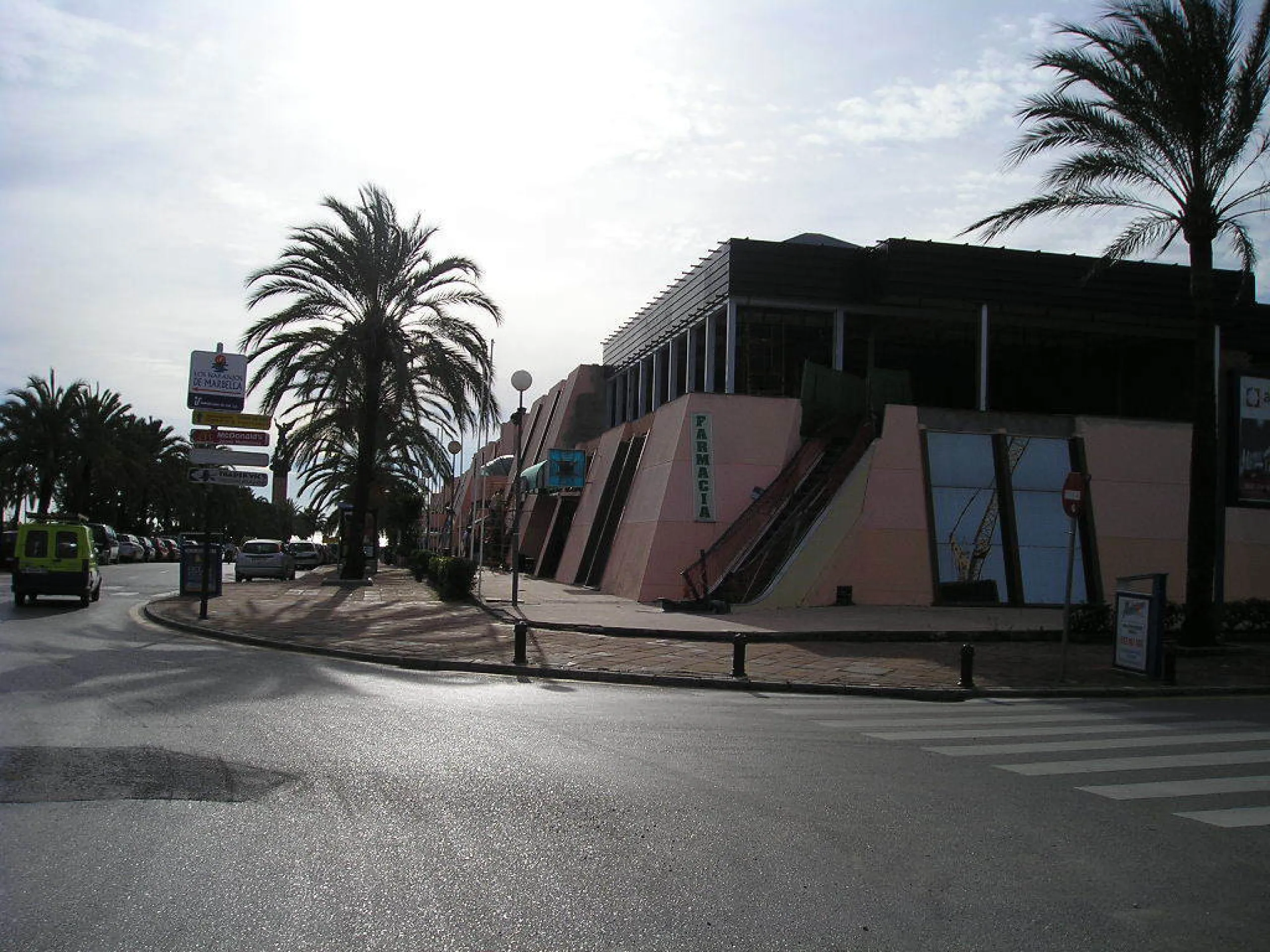 This first floor commercial space is located in a commercial center in the heart of Puerto Banus, only minutes from all restaurants and shops. The office has a private terrace of 96m2 that looks out onto the street and offers partial views of the sea. The