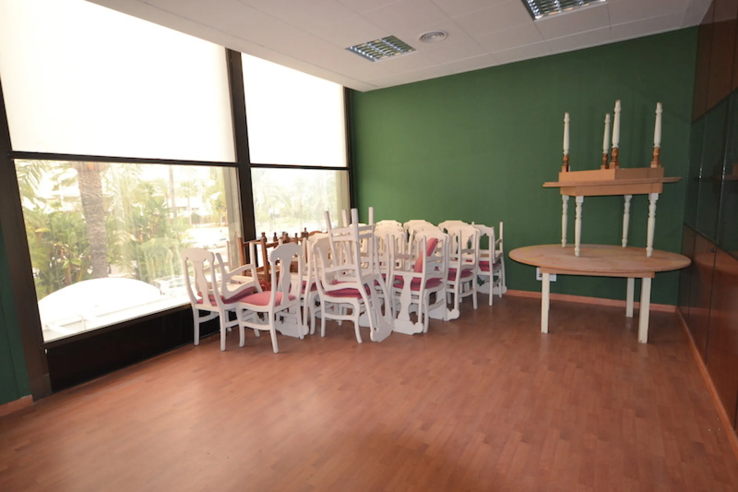 This first floor commercial space is located in a commercial center in the heart of Puerto Banus, only minutes from all restaurants and shops. The office has a private terrace of 96m2 that looks out onto the street and offers partial views of the sea. The