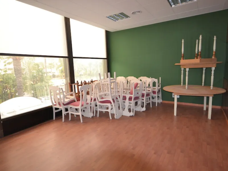This first floor commercial space is located in a commercial center in the heart of Puerto Banus, only minutes from all restaurants and shops. The office has a private terrace of 96m2 that looks out onto the street and offers partial views of the sea. The