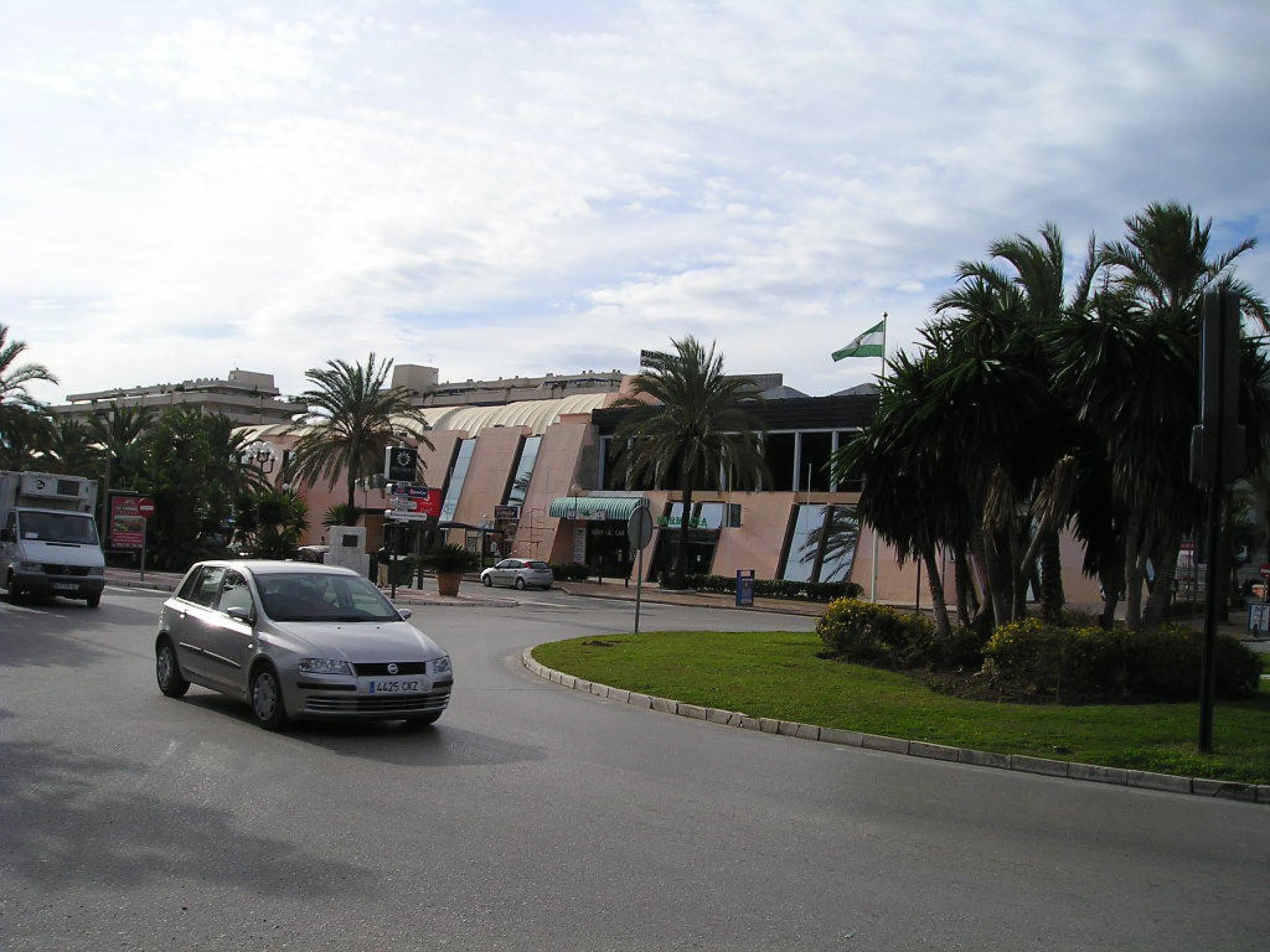 This first floor commercial space is located in a commercial center in the heart of Puerto Banus, only minutes from all restaurants and shops. The office has a private terrace of 96m2 that looks out onto the street and offers partial views of the sea. The