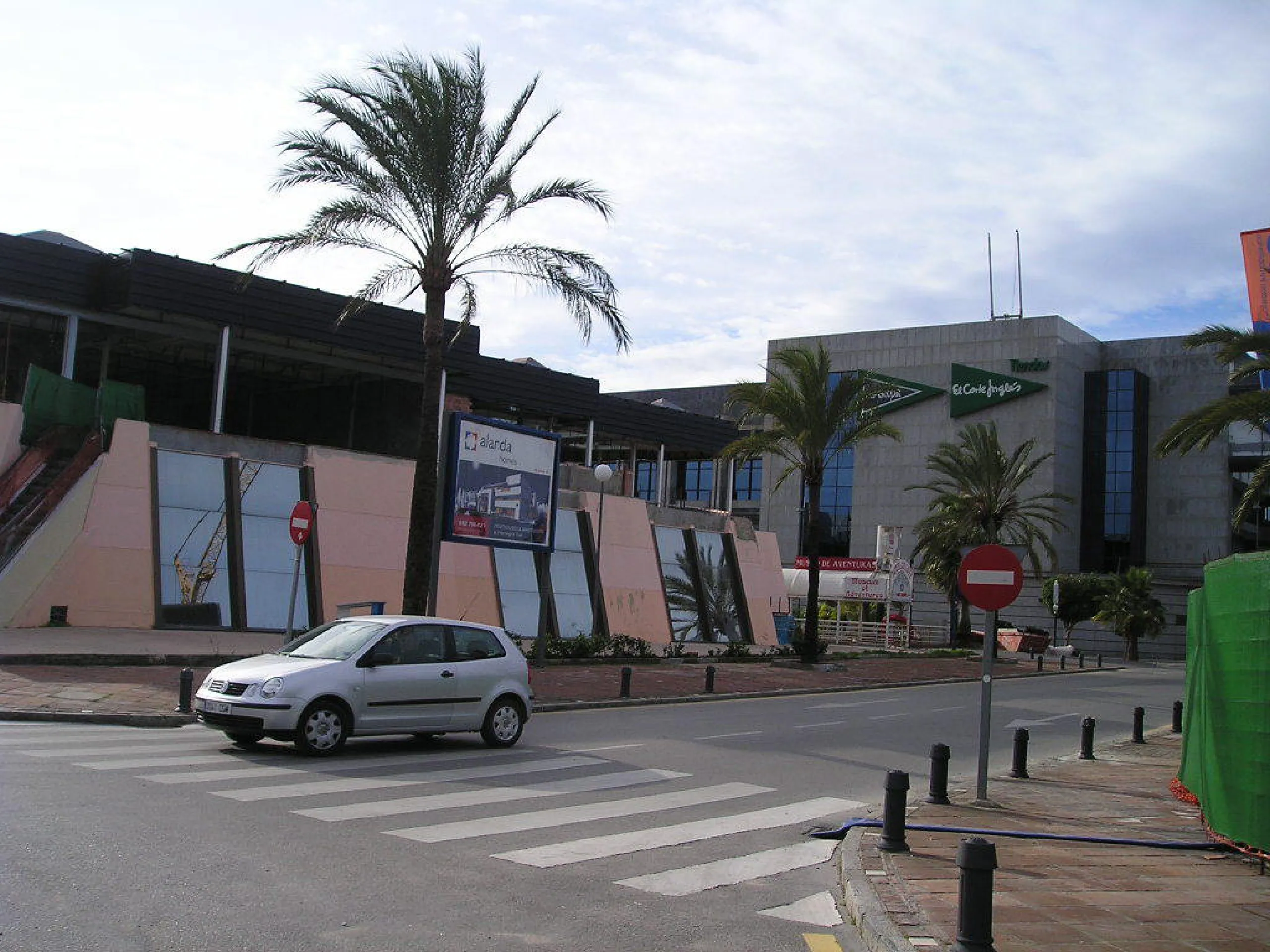 This first floor commercial space is located in a commercial center in the heart of Puerto Banus, only minutes from all restaurants and shops. The office has a private terrace of 96m2 that looks out onto the street and offers partial views of the sea. The