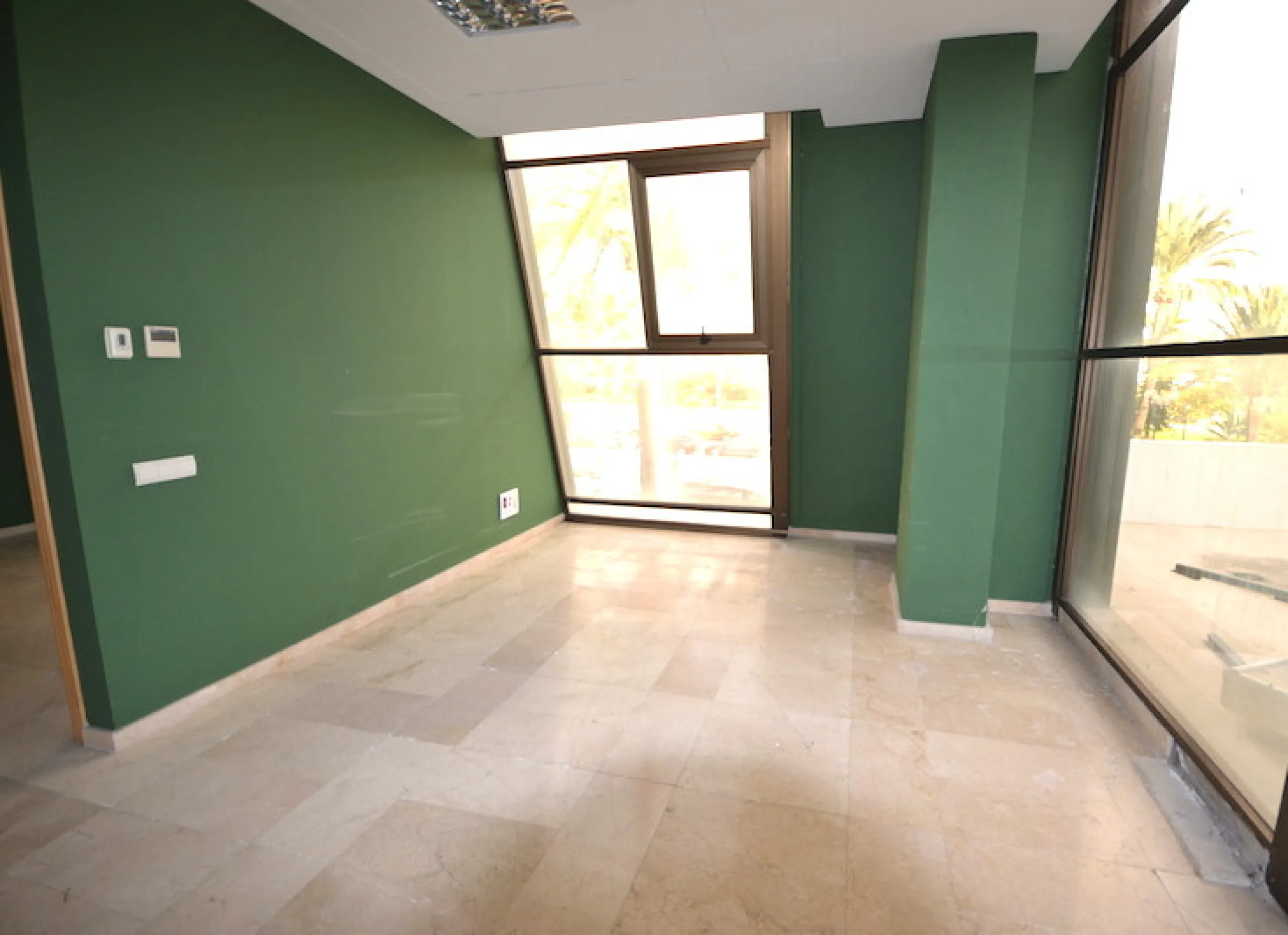 This first floor commercial space is located in a commercial center in the heart of Puerto Banus, only minutes from all restaurants and shops. The office has a private terrace of 96m2 that looks out onto the street and offers partial views of the sea. The