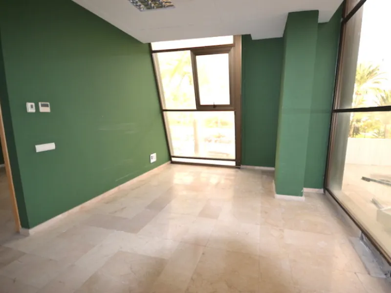 This first floor commercial space is located in a commercial center in the heart of Puerto Banus, only minutes from all restaurants and shops. The office has a private terrace of 96m2 that looks out onto the street and offers partial views of the sea. The