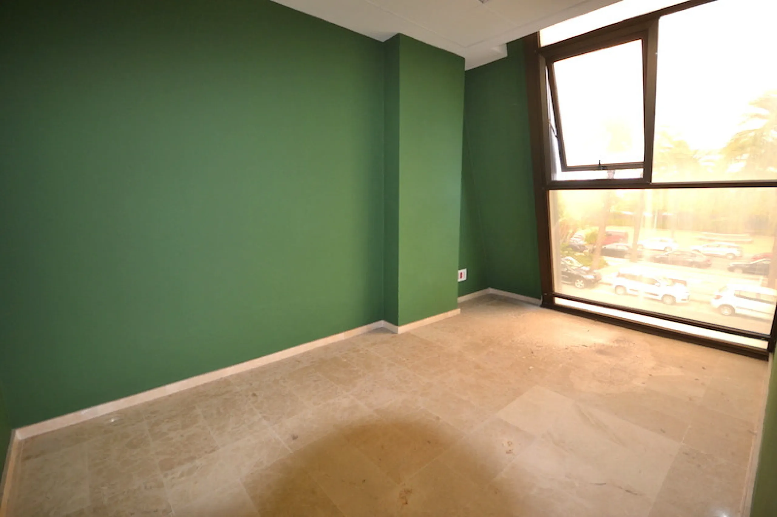 This first floor commercial space is located in a commercial center in the heart of Puerto Banus, only minutes from all restaurants and shops. The office has a private terrace of 96m2 that looks out onto the street and offers partial views of the sea. The