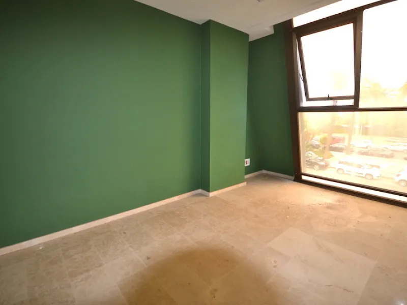 This first floor commercial space is located in a commercial center in the heart of Puerto Banus, only minutes from all restaurants and shops. The office has a private terrace of 96m2 that looks out onto the street and offers partial views of the sea. The