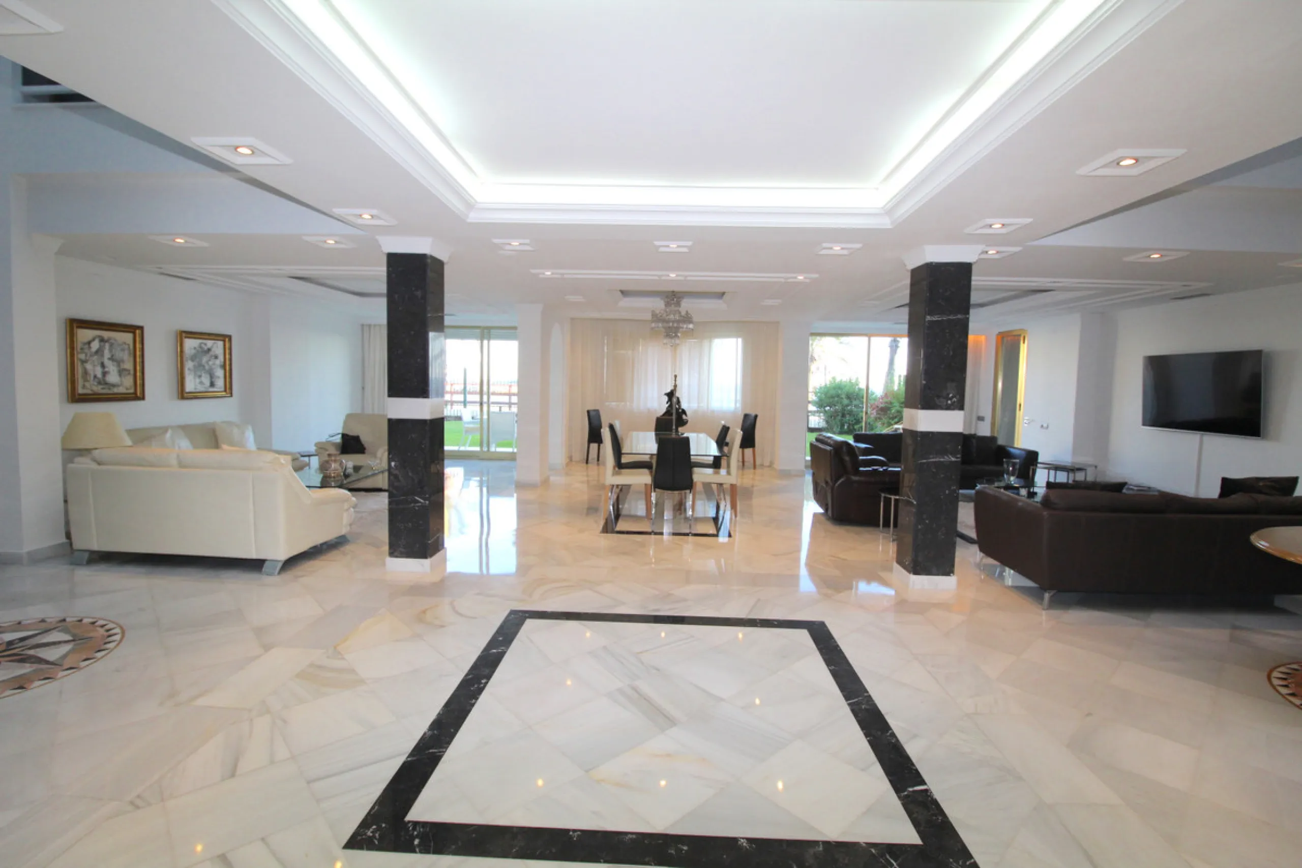 Stunning 4 bedroom duplex apartment in a beachfront urbanisation just a few steps from the heart of Puerto Banus. The apartment is located directly to the beach,   with stunning panoramic sea and beach views. The property has 4 ensuite bedrooms with fitte