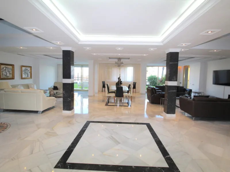 Stunning 4 bedroom duplex apartment in a beachfront urbanisation just a few steps from the heart of Puerto Banus. The apartment is located directly to the beach,   with stunning panoramic sea and beach views. The property has 4 ensuite bedrooms with fitte