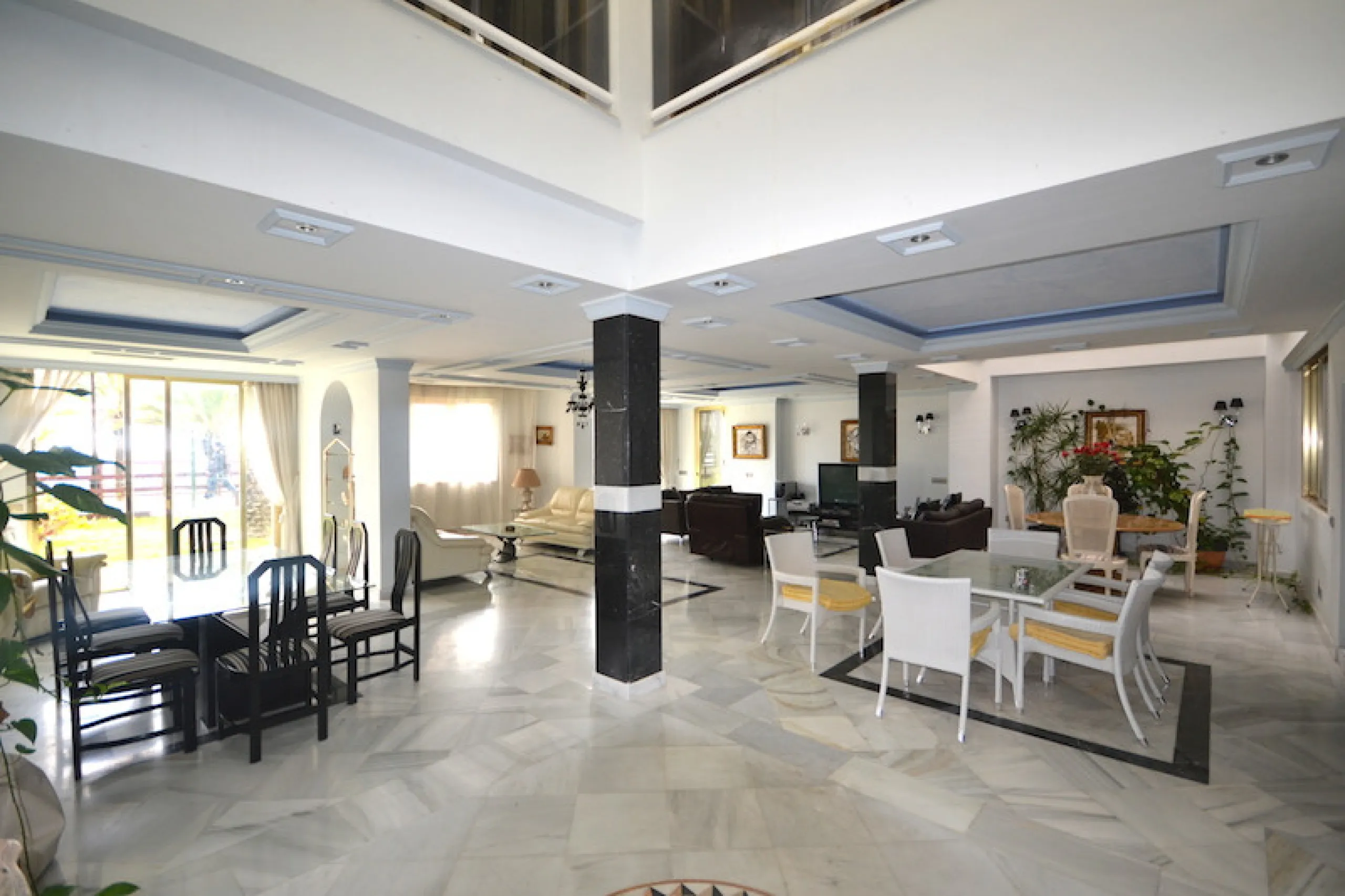 Stunning 4 bedroom duplex apartment in a beachfront urbanisation just a few steps from the heart of Puerto Banus. The apartment is located directly to the beach,   with stunning panoramic sea and beach views. The property has 4 ensuite bedrooms with fitte