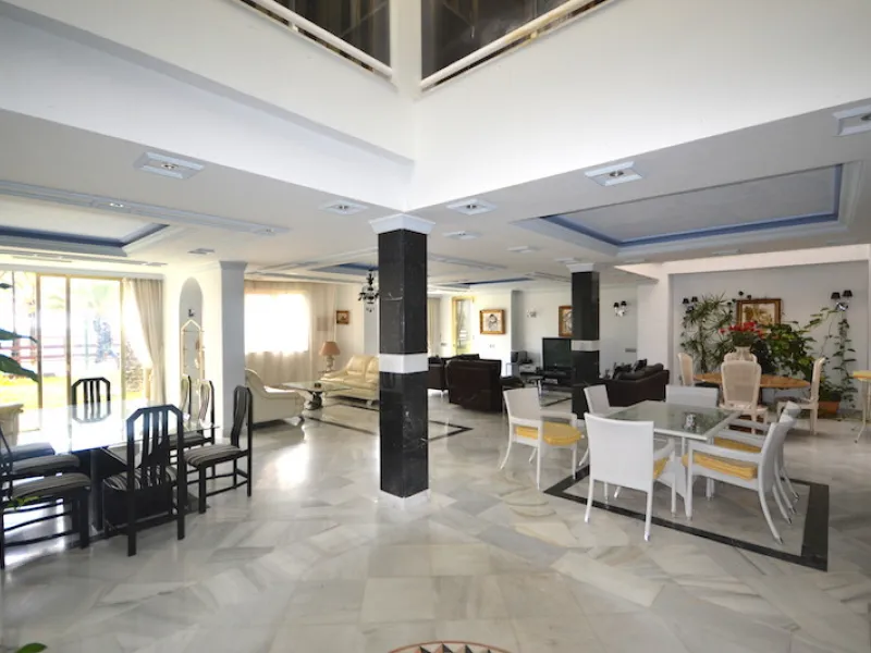 Stunning 4 bedroom duplex apartment in a beachfront urbanisation just a few steps from the heart of Puerto Banus. The apartment is located directly to the beach,   with stunning panoramic sea and beach views. The property has 4 ensuite bedrooms with fitte
