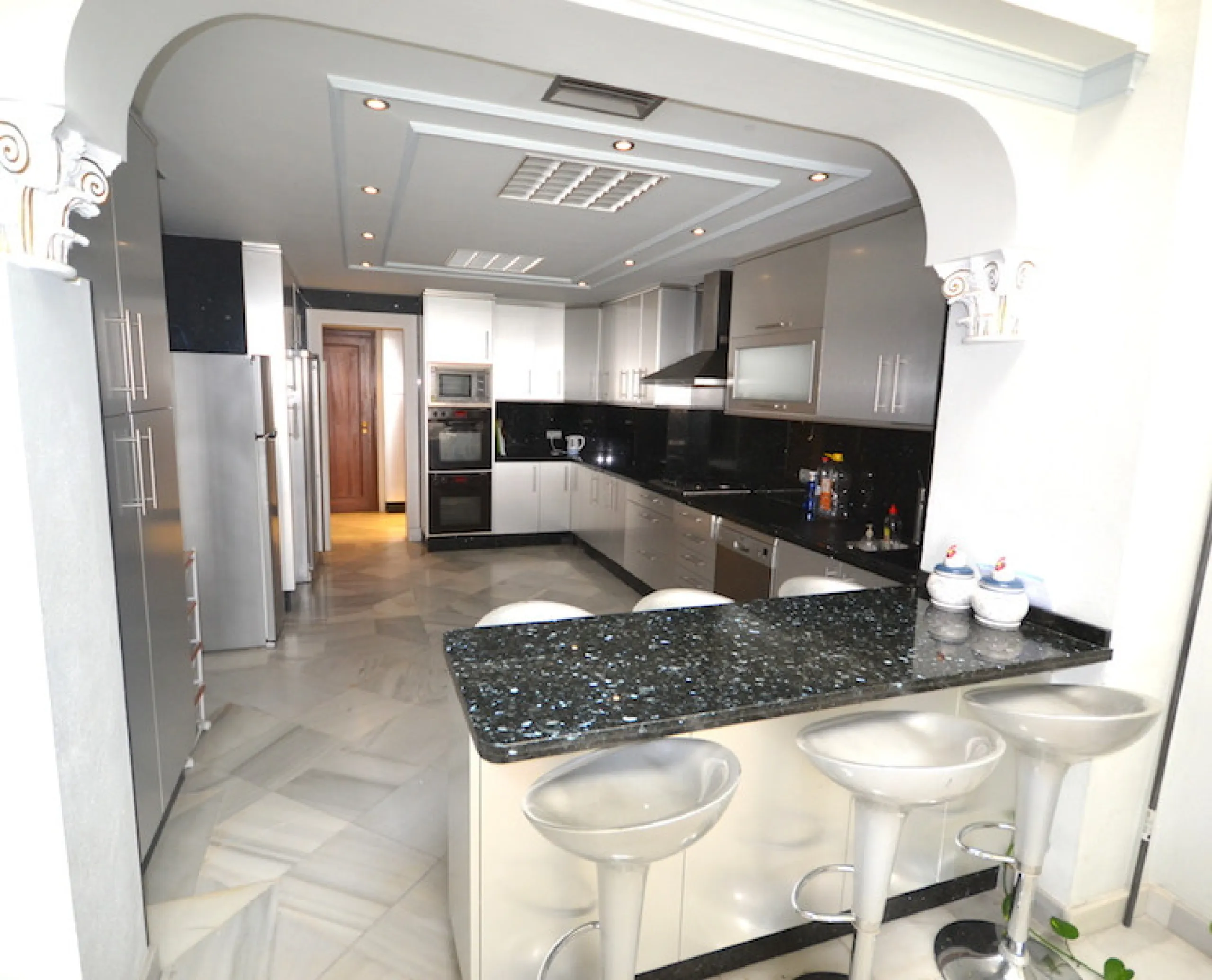 Stunning 4 bedroom duplex apartment in a beachfront urbanisation just a few steps from the heart of Puerto Banus. The apartment is located directly to the beach,   with stunning panoramic sea and beach views. The property has 4 ensuite bedrooms with fitte