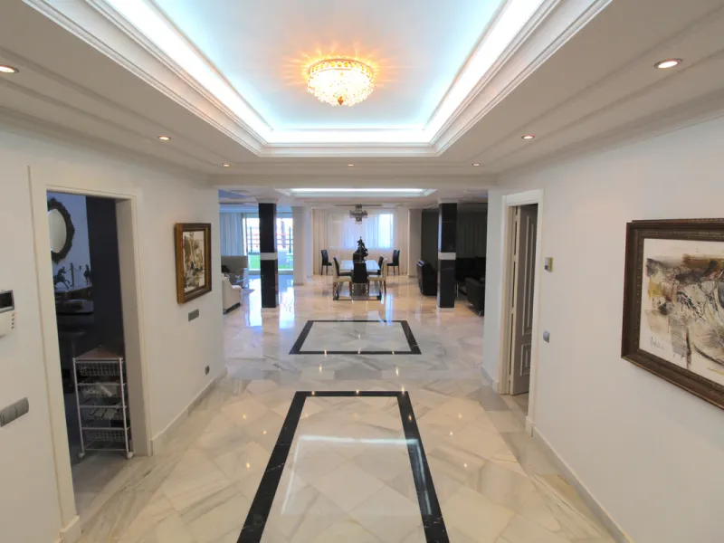 Stunning 4 bedroom duplex apartment in a beachfront urbanisation just a few steps from the heart of Puerto Banus. The apartment is located directly to the beach,   with stunning panoramic sea and beach views. The property has 4 ensuite bedrooms with fitte