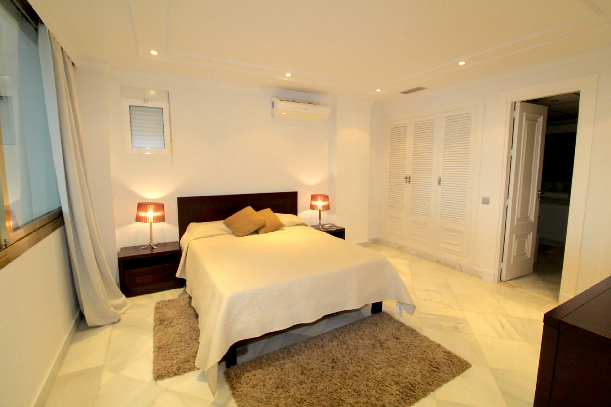 Stunning 4 bedroom duplex apartment in a beachfront urbanisation just a few steps from the heart of Puerto Banus. The apartment is located directly to the beach,   with stunning panoramic sea and beach views. The property has 4 ensuite bedrooms with fitte