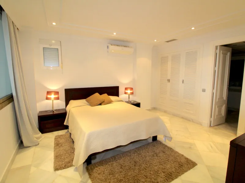 Stunning 4 bedroom duplex apartment in a beachfront urbanisation just a few steps from the heart of Puerto Banus. The apartment is located directly to the beach,   with stunning panoramic sea and beach views. The property has 4 ensuite bedrooms with fitte