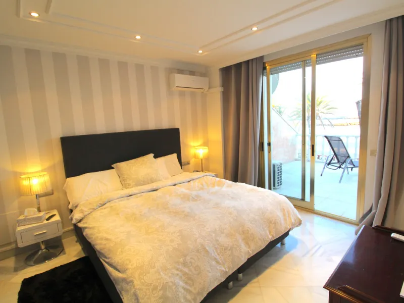 Stunning 4 bedroom duplex apartment in a beachfront urbanisation just a few steps from the heart of Puerto Banus. The apartment is located directly to the beach,   with stunning panoramic sea and beach views. The property has 4 ensuite bedrooms with fitte