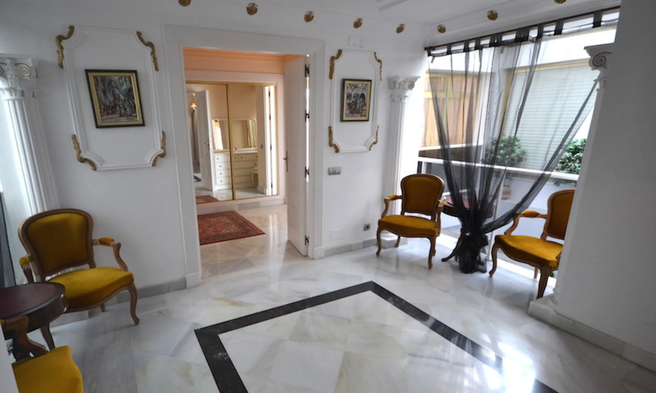 Stunning 4 bedroom duplex apartment in a beachfront urbanisation just a few steps from the heart of Puerto Banus. The apartment is located directly to the beach,   with stunning panoramic sea and beach views. The property has 4 ensuite bedrooms with fitte