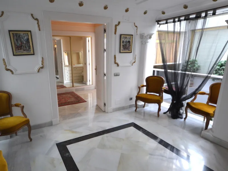 Stunning 4 bedroom duplex apartment in a beachfront urbanisation just a few steps from the heart of Puerto Banus. The apartment is located directly to the beach,   with stunning panoramic sea and beach views. The property has 4 ensuite bedrooms with fitte