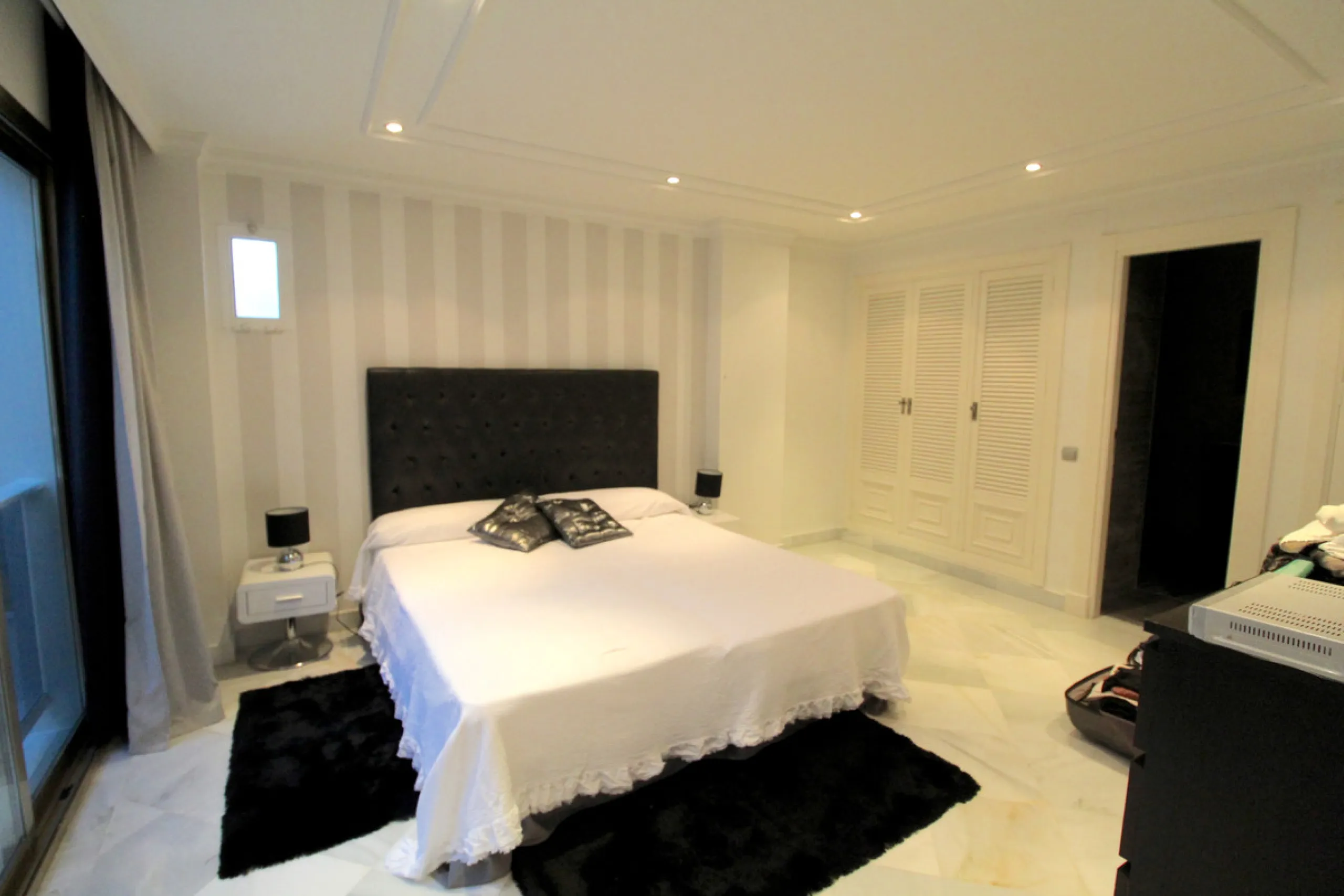 Stunning 4 bedroom duplex apartment in a beachfront urbanisation just a few steps from the heart of Puerto Banus. The apartment is located directly to the beach,   with stunning panoramic sea and beach views. The property has 4 ensuite bedrooms with fitte