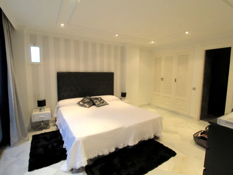 Stunning 4 bedroom duplex apartment in a beachfront urbanisation just a few steps from the heart of Puerto Banus. The apartment is located directly to the beach,   with stunning panoramic sea and beach views. The property has 4 ensuite bedrooms with fitte