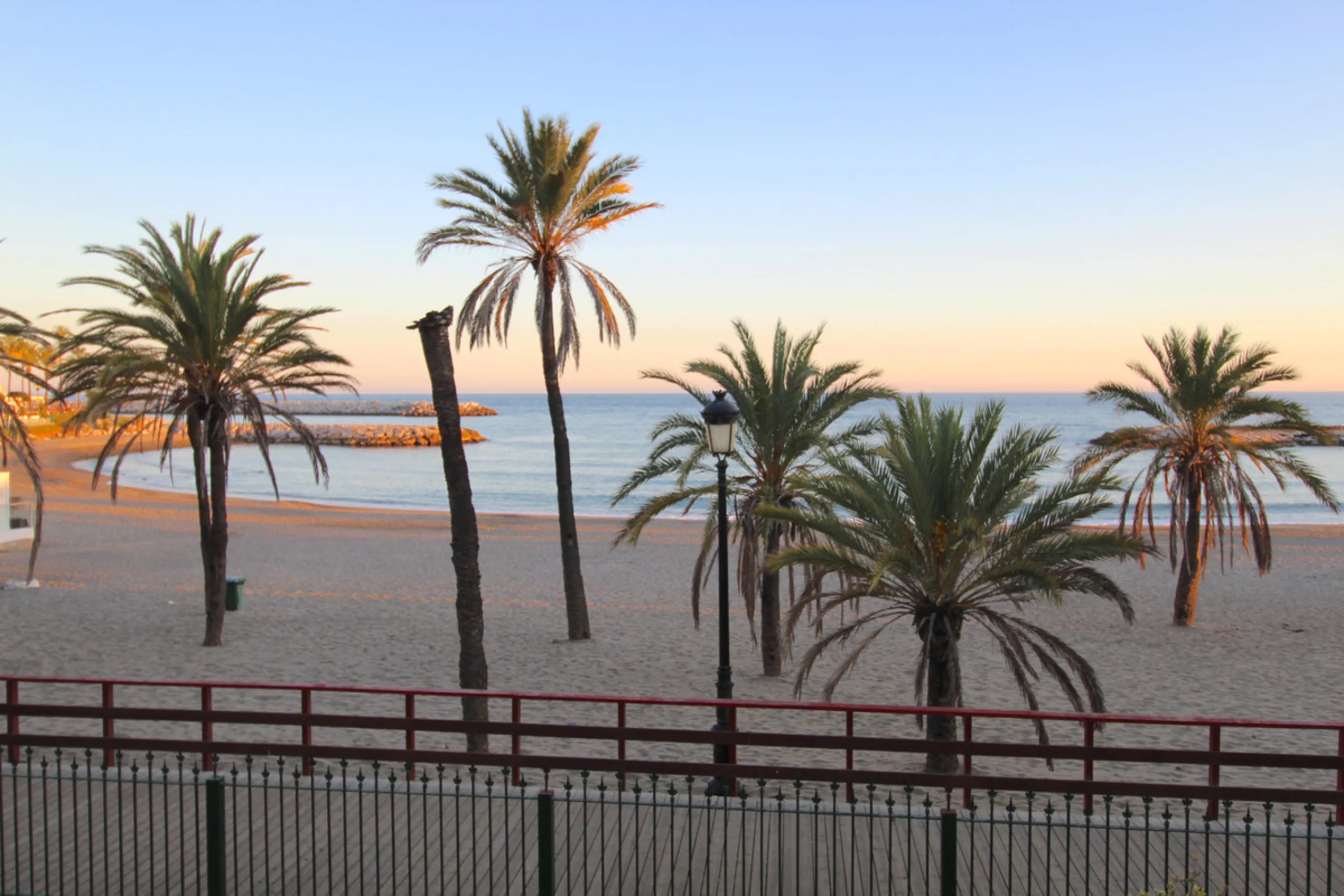 Stunning 4 bedroom duplex apartment in a beachfront urbanisation just a few steps from the heart of Puerto Banus. The apartment is located directly to the beach,   with stunning panoramic sea and beach views. The property has 4 ensuite bedrooms with fitte