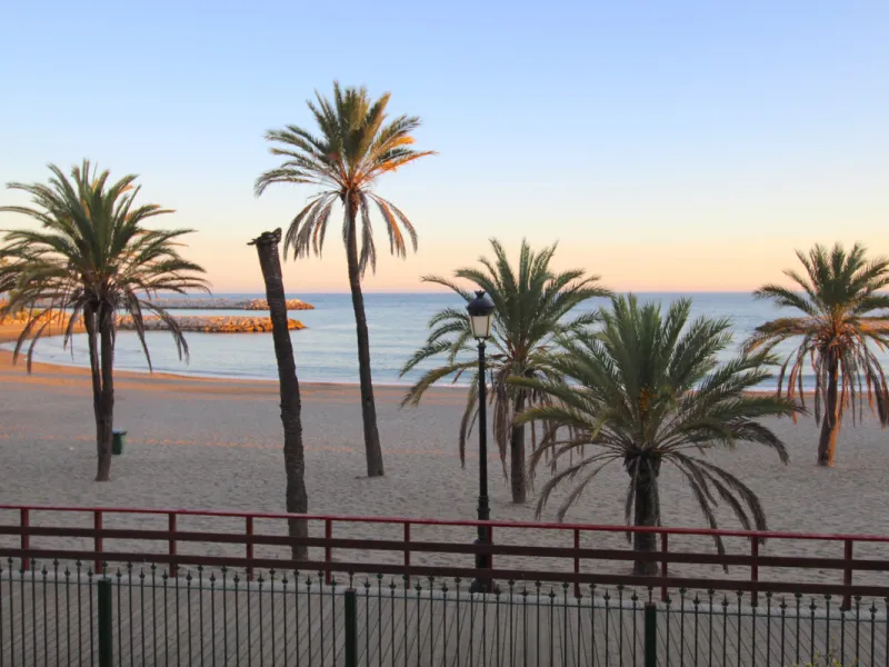 Stunning 4 bedroom duplex apartment in a beachfront urbanisation just a few steps from the heart of Puerto Banus. The apartment is located directly to the beach,   with stunning panoramic sea and beach views. The property has 4 ensuite bedrooms with fitte