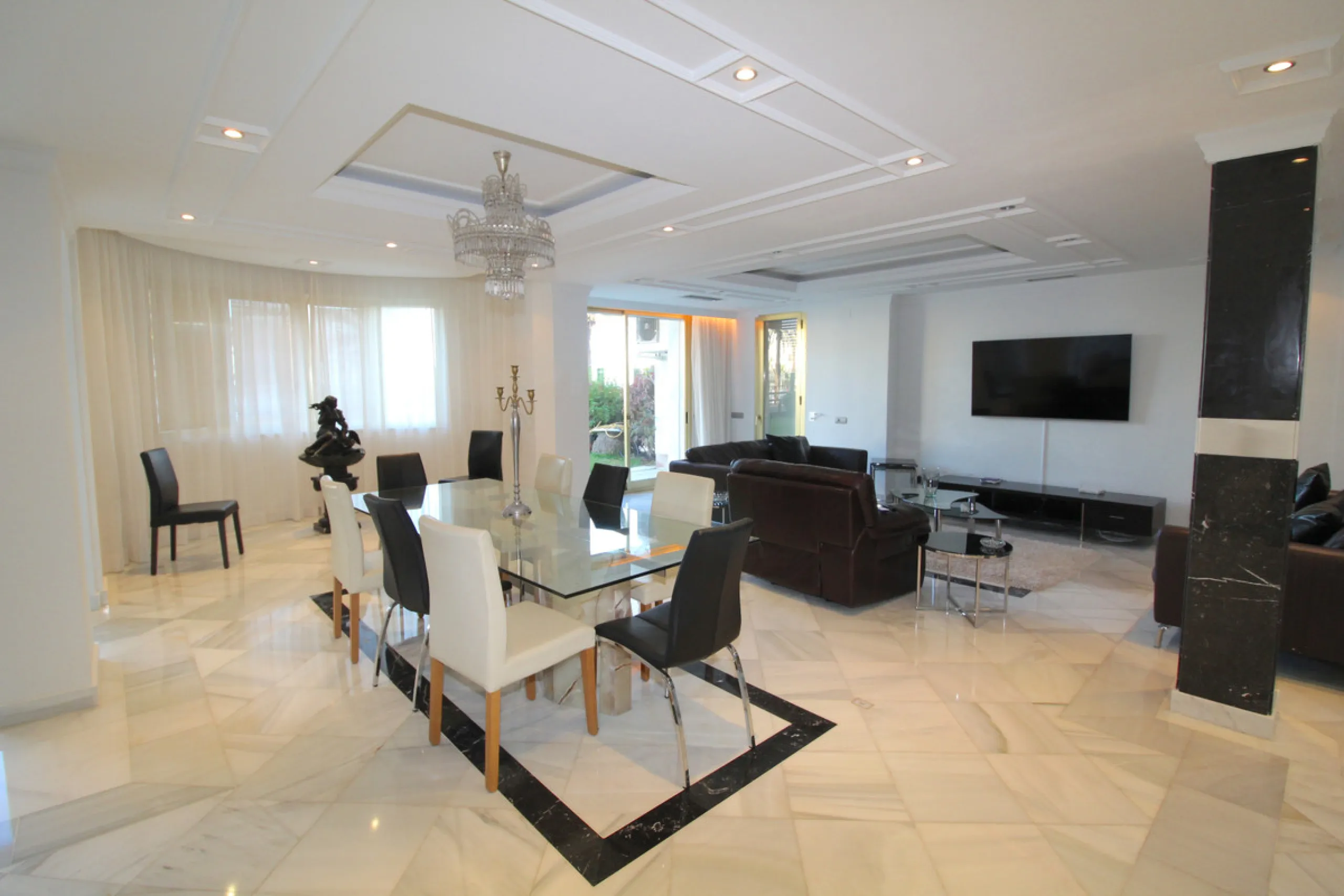 Stunning 4 bedroom duplex apartment in a beachfront urbanisation just a few steps from the heart of Puerto Banus. The apartment is located directly to the beach,   with stunning panoramic sea and beach views. The property has 4 ensuite bedrooms with fitte