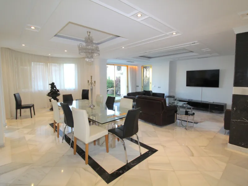 Stunning 4 bedroom duplex apartment in a beachfront urbanisation just a few steps from the heart of Puerto Banus. The apartment is located directly to the beach,   with stunning panoramic sea and beach views. The property has 4 ensuite bedrooms with fitte